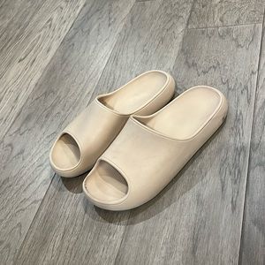 Cloud slippers/slides size 9